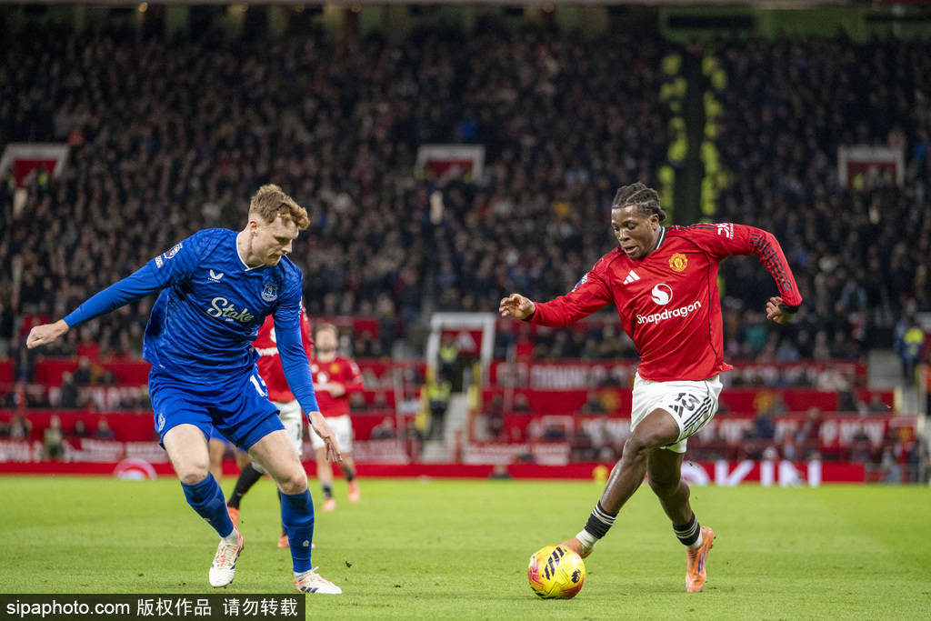 记者：多家豪门有意荷甲19岁中场斯密特，后者被标价2200万镑