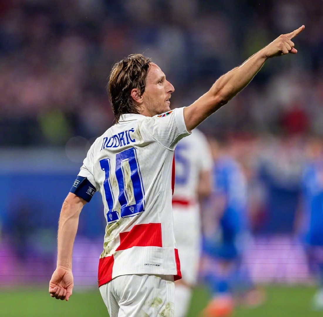 本赛季东契奇缺席时里夫斯场均41+10+5，湖人3胜1负