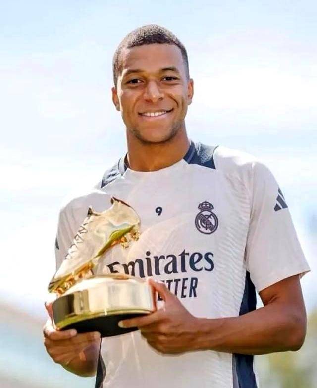 庆祝建队126周年！巴萨官方社媒晒诺坎普球场海报